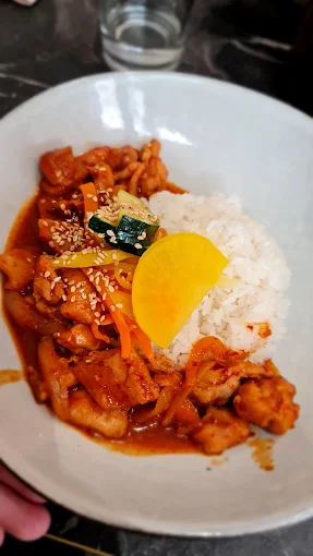 Dak-bokkeun, poulet sauté à la sauce piquante avec riz et kimchi